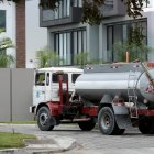 Ante el deficiente servicio de anastecimiento de agua, residentes de zonas exclusivas de Samborondón contratan tanqueros.