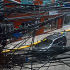 Situación. El centro de Cumbayá evidencia un creciente desorden en las instalaciones aéreas, con tendidos que cruzan calles y afectan el paisaje.
