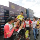 El joven ciclista Héctor Álvarez (c) fue el ganador de la Vuelta al Ecuador y fue felicitado por sus compañeros del Best PC Ecuador en el podio en la Mitad del Mundo.