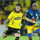Darío Benedetto (i.) es marcado por un rival de Delfín.