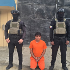 El detenido fue escoltado por agentes antes de su traslado a la cárcel de Esmeraldas.
