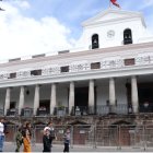 En 2026, Noboa fusionó ministerios; varios funcionarios salieron por la reestructuración estatal.