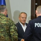 El primer ministro polaco, Donald Tusk (centro), asiste a una sesión informativa especial en el Centro de Seguridad Gubernamental (RCB) en Varsovia, Polonia, el 13 de septiembre de 2026.
