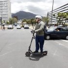 La regulación de scooters y motos eléctricas en Quito contempla sanciones y controles para mejorar la seguridad vial de peatones y conductores.