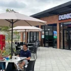 Uno de los locales de Dunkin Donuts, cadena americana.