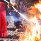Bomberos y ciudadanos utilizan extintores para controlar las llamas en Quito.