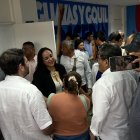 Gabriela Rivadeneira, presidenta de Revolución Ciudadana, junto a militantes del movimiento durante una jornada política.
