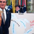 El secretario del Interior de EE. UU., Doug Burgum, muestra el cartel del cambio a "lago América" junto a Donald Trump en la Casa Blanca, el 27 de agosto de 2026.