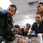 Escena de la serie The Pitt.