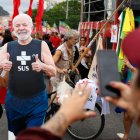 Una seguidora del presidente de Brasil, Luiz Inácio Lula da Silva, se toma una foto junto a la imagen del mandatario en Río de Janeiro (Brasil).