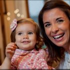Majo Gimeno descubrió a un pequeño solo en un hospital de Valencia, España. El hecho la impulsó a fundar ‘Mamás en Acción’. Aquí posa junto a su hija