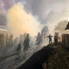 Situación. Moradores del Dorado formaron cadena humana contra el incendio que subía por la ladera; humo cubrió sectores de La Vicentina.
