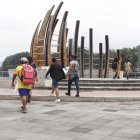 La Plaza de la Música está ubicada al descender el puente El Velero, junto al estero Salado, en el oeste de Guayaquil.