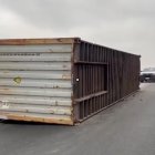 El contenedor quedó volcado a un costado del paso a desnivel de la avenida 25 de Julio, en el sur de Guayaquil.