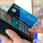 Una persona paga con tarjeta de crédito en una tienda.