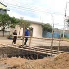 Para ingresar a las viviendas los pobladores han improvisados puentes de tabla y caña hasta que se cierre el canal abierto