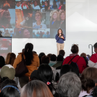 Presentación de programas inclusivos en Ecuador, con énfasis en becas para mujeres y personas LGBTI+.
