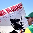Cartel con la imagen del polémico magistrado Alexandre de Moraes durante una protesta este martes, frente al Congreso Nacional en Brasilia (Brasil).