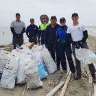 Voluntarios durante una jornada de limpieza de playas.