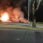 Bomberos de Quito controlaron el incendio forestal registrado en la avenida Simón Bolívar, cerca de la Casa de la Selección, este martes.