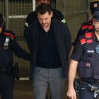 Agentes de la policía regional catalana escoltan a Jonathan Andic, hijo de Isak Andic, fundador de la marca de moda española Mango, a su llegada a un juzgado en Martorell, el 19 de mayo de 2026.