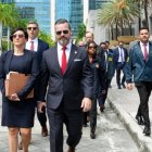 Integrantes del FBI y la DEA caminan frente al Palacio de Justicia Federal Wilkie D. Ferguson Jr, en Miami (Estados Unidos).