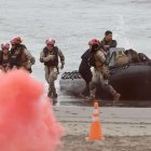 Integrantes de fuerzas navales de varios países realizan un ejercicio de asistencia humanitaria