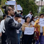 El Frente de Pacientes Renales, presidido por Kevin Valdez, se ha manifestado en la Plaza Grande, para que se garanticen las diálisis que requieren.