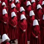 Publicada en 1985, la novela se convirtió en una de las obras más reconocidas de Atwood y adquirió una nueva presencia en la cultura popular con la adaptación televisiva estrenada en 2017.