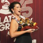 Nathy Peluso sostiene sus tres premios en la ceremonia del Latin Grammy el jueves 14 de noviembre de 2024, en Miami.