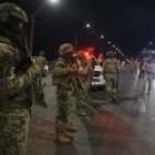 Militares realizando operativos durante una jornada de toque de queda en Guayas.