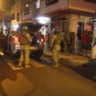 Efectivos de las Fuerzas Armadas realizan requisas durante una jornada de toque de queda en la provincia de Guayas.