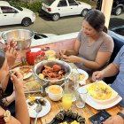 Los comensales acudieron a las cangrejerías de Sauces 9 para disfrutar nuevamente del cangrejo rojo tras el fin de la veda.