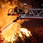 Personal bomberil intenta sofocar las llamas en el sector de La Vicentina, cerca de la avenida Velasco Ibarra, en Quito, la noche de este miércoles 16 de septiembre.