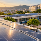 Las cubiertas con paneles solares pueden aprovechar espacios de escuelas y otras edificaciones para generar energía renovable.