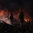 Bomberos de Quito mantienen labores de enfriamiento en La Vicentina, mientras un carril de la avenida Velasco Ibarra permanece cerrado.