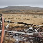 Un excombatiente argentino observa los escombros dejados por la guerra, este miércoles en Islas Malvinas.