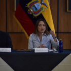 Mishel Mancheno (c.), presidenta de la Asamblea Nacional.