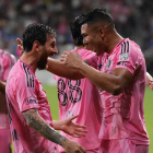 El argentino Lionel Messi y el brasileño Casemiro (d) celebran los goles anotados este miércoles en la victoria por 2-0 sobre Cruz Azul que dieron a Inter Miami el título del torneo Campeones Cup en el estadio NU.