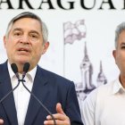 El ministro de Educación y Ciencia de Paraguay, Luis Ramírez (i), habla junto al presidente de la Federación de Educadores de Paraguay, Silvio Piris.