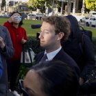 Fotografía de archivo, tomada el pasado 25 de marzo, en la que se captó a director ejecutivo de Meta, Mark Zuckerberg (c), en Los Ángeles (CA, EE.UU.). EFE/Chris Torres