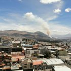 Un helicóptero de Bomberos realiza descargas de agua sobre Casitagua para apoyar las labores terrestres durante el incendio forestal registrado este jueves.