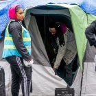 Fotografía de archivo de un defensor de personas sin hogar al alentar a un hombre a empacar sus pertenencias, en McPherson Square en Washington (EE.UU.).