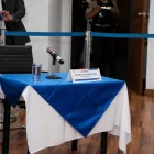 Silla vacía en la mesa de comparecencias durante la audiencia pública en Quito, donde se confirmó el archivo de la demanda tras la inasistencia del impugnante.