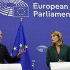 El Primer Ministro de Canadá, Mark Carney (i) y la Presidenta del Parlamento Europeo, Roberta Metsola (d).