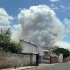 Una cortina de humo cubrió el Casitagua durante el incendio y fue visible desde varios sectores del norte de Quito este miércoles.