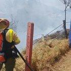 Bomberos controlaron una quema de desechos en Villaflora y realizaron labores de enfriamiento para evitar que el fuego volviera a activarse.