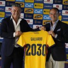 Marcelo Gallardo (i) recibió la camiseta de la selección de Ecuador, como su nuevo director técnico.