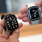 Una persona sostiene los nuevos Apple Watch Series 12, el día de su lanzamiento, en Nueva York (Estados Unidos).