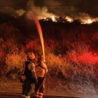 Bomberos de Quito intentan sofocar las llamas en el cerro Casitagua.